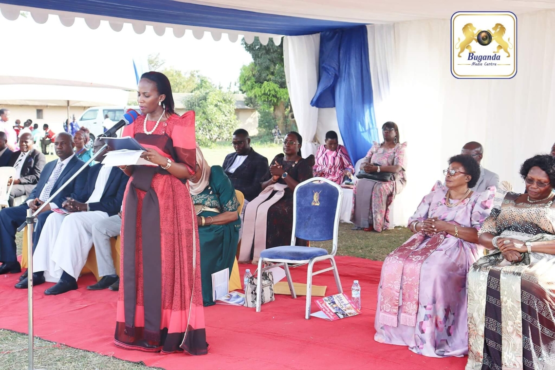 Omuzaana Marion Nankya Wasajja nga awa obubaka bwa Nnaabagereka Sylvia Nagginda eri abaana n’abazadde. Omuzaana Marion Nankya Wasajja nga awa obubaka bwa Nnaabagereka Sylvia Nagginda eri abaana n’abazadde.